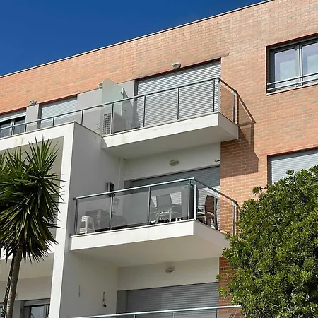 アパート Stylish & Spacious With Balcony