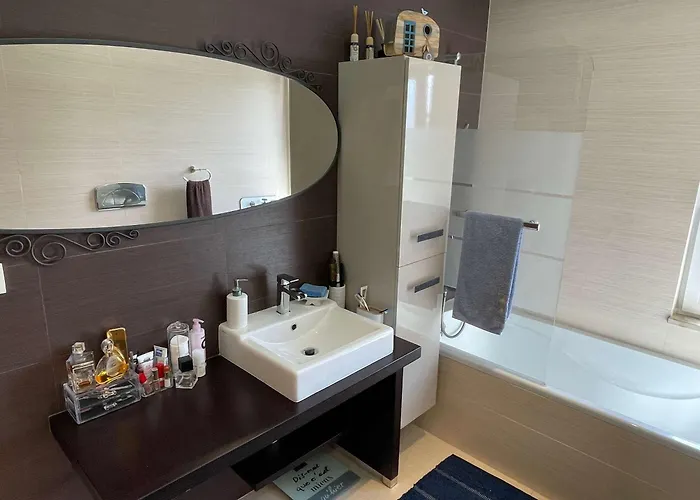 Stylish & Spacious With Balcony ロウリニャン