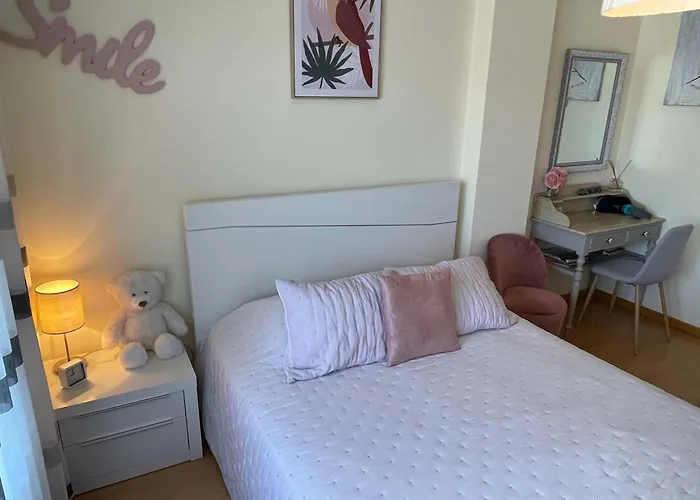 Stylish & Spacious With Balcony アパート