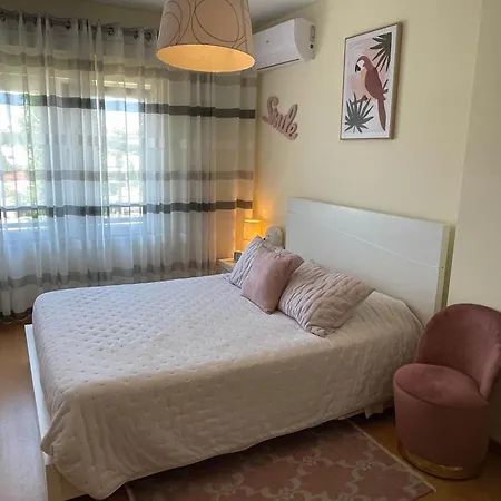 Apartment Stylish & Spacious With Balcony